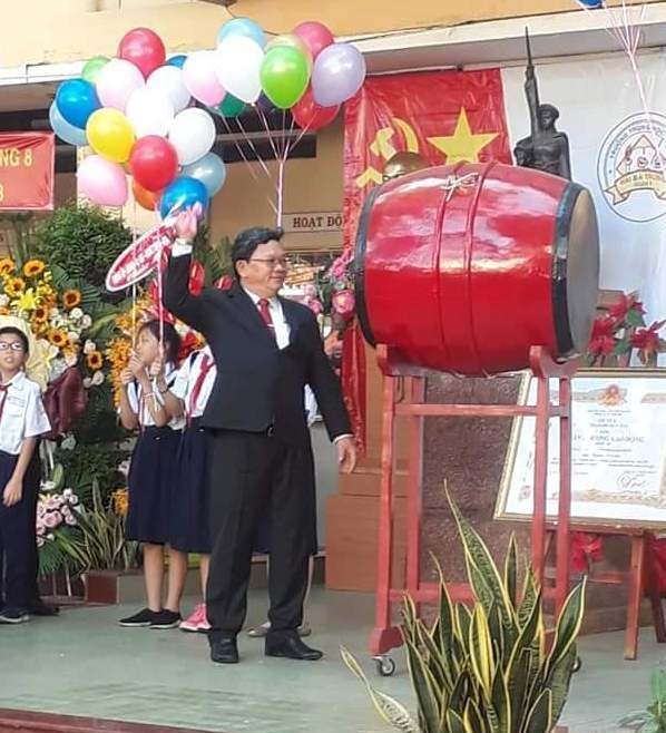 15. Thay hieu truong danh trong khai giang.jpg